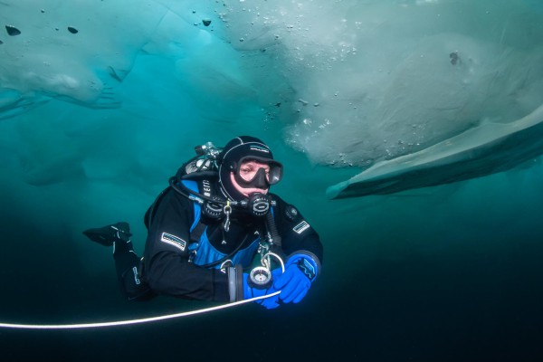 dsc-3308-foto-taucher-fotografie-baikalsee-kallweit-drysuit-under-ice8BE5C101-D39B-450C-B130-C6C71CDF0C5A.jpg