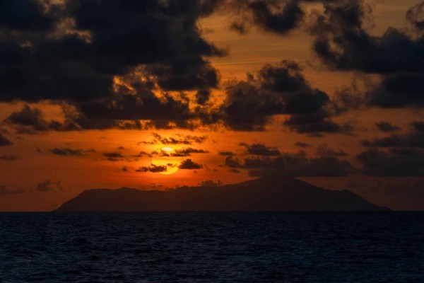 foto-taucher-fotografie-seychellen-sonnenuntergang-silhouetteCF2F7084-C50A-8104-1707-38B46BA295A2.jpg