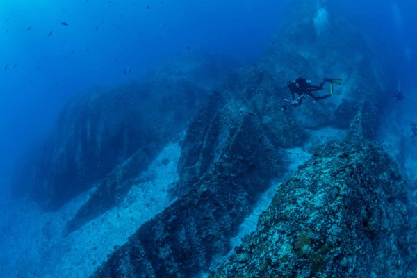 foto-taucher-unterwasserfotografie-seychellen-granitbloecke-unterwasserlandschaft-1455C3FF5-8CAD-8854-5461-A4ED55A4DB09.jpg